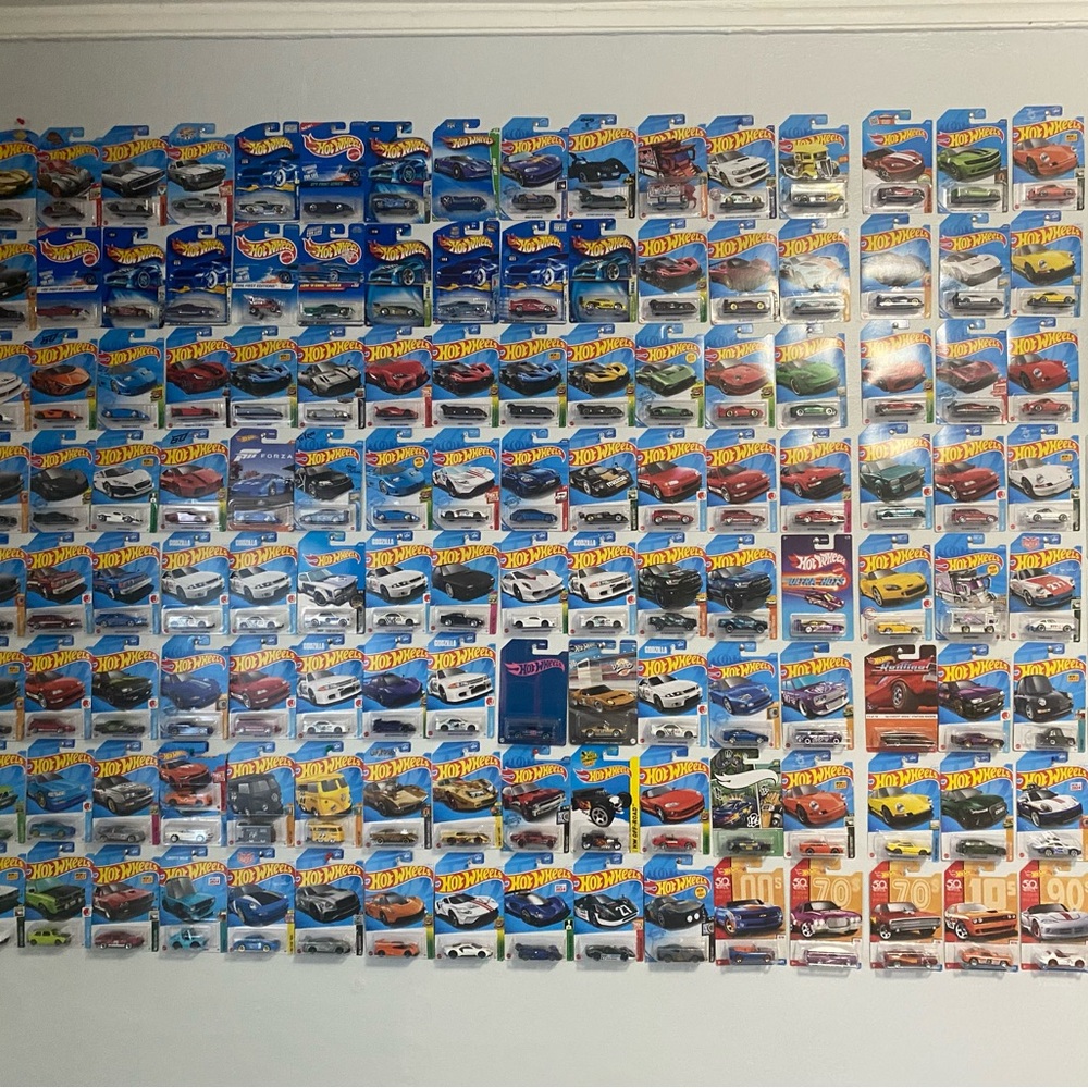 Vibrant Die-Cast Car Collection - Picture 4 of 4